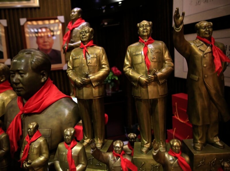 Lang lebe Mao - Ein Souvenirladen in Maos Geburtsort Shaoshan präsentiert Statuen des "Großen Vorsitzenden" in jeder Größe. Das Geschäft läuft. Rund 17 Millionen Touristen haben im vergangenen Jahr den Geburtsort Maos besucht.