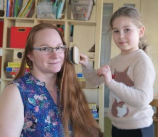 Lange Haare sollen für Kinder-Krebshilfe ab - Die sechsjährige Lia spielt gerne Friseur, vor allem bei ihrer Mama Manuela Müller. Die will nun für einen guten Zweck ihre lange Haar abschneiden lassen, nicht zum ersten Mal. 