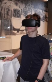 Lange Nacht der Technik lockt zum Zuschauen und Mitmachen - Jan Kohler (14) mit der VR-Brille am Stand des Zeitsprunglandes.