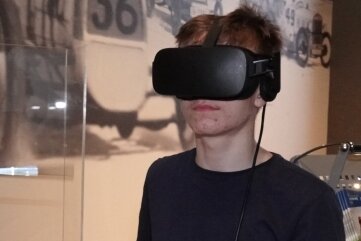 Lange Nacht der Technik lockt zum Zuschauen und Mitmachen - Jan Kohler (14) mit der VR-Brille am Stand des Zeitsprunglandes.