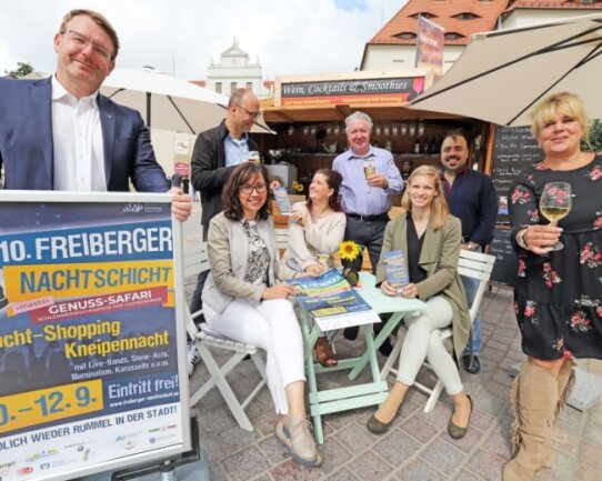 Lange Nacht für die Freiberger - Gemeinsam mit Organisatoren und Gastronomen der Silberstadt stellte Oberbürgermeister Sven Krüger (l.) am Montag das Programm der 10. Nachtschicht auf dem Schlossplatz vor. 