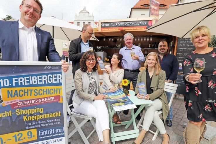 Gemeinsam mit Organisatoren und Gastronomen der Silberstadt stellte Oberbürgermeister Sven Krüger (l.) am Montag das Programm der 10. Nachtschicht auf dem Schlossplatz vor. 