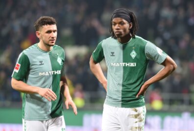 Lange Pause für Werder-Mittelfeldspieler Alvero - Werder Bremens Skelly Alvero (r) hat sich an der Schulter verletzt.