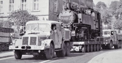 Lange verschollenes Dokument einer Lok ist wieder aufgetaucht - Im September 1973 wurde die Lok von zwei Tatra-Zugmaschinen nach Ehrenfriedersdorf transportiert. 