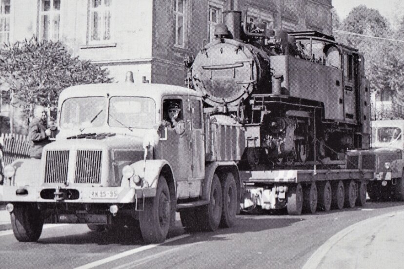 Im September 1973 wurde die Lok von zwei Tatra-Zugmaschinen nach Ehrenfriedersdorf transportiert. 