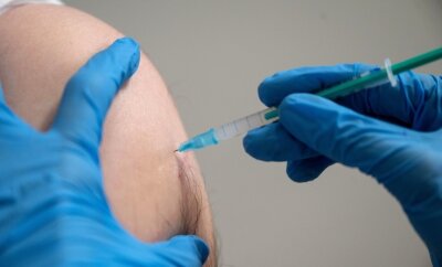 Lange Wartezeit bei Impfaktion - Viel Geduld musste haben, wer sich am Freitag ohne Termin in der Plauener Stadt-Galerie impfen lassen wollte. 
