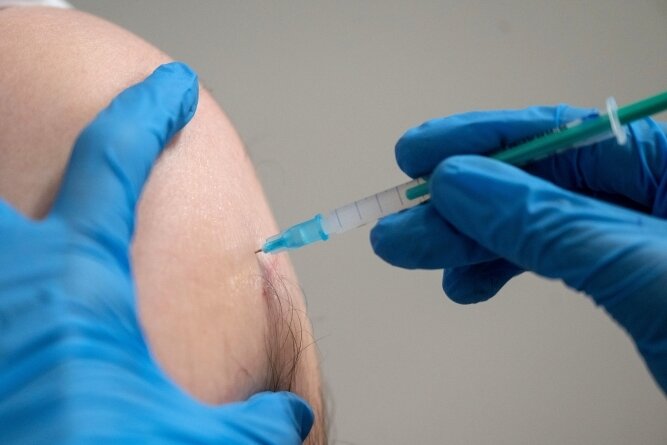 Lange Wartezeit bei Impfaktion - Viel Geduld musste haben, wer sich am Freitag ohne Termin in der Plauener Stadt-Galerie impfen lassen wollte. 