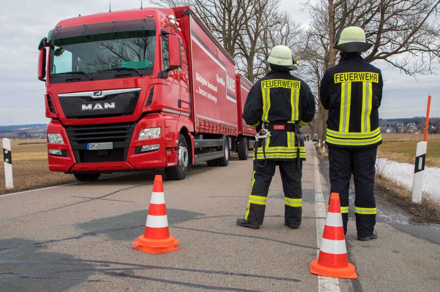 Langenau: BMW mit Laster kollidiert - Ein BMW ist am Samstagmittag mit einem Laster zusammengestoßen. 