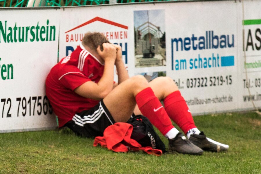 Langenauer und Altmittweidaer Kicker bleiben tief im Abstiegsstrudel - Pure Enttäuschung: Die Spieler des SV Fortuna Langenau um Steven Limbach waren nach dem 0:2 gegen den Meißner SV den Tränen nahe. Es war die achte Niederlage im zehnten Spiel der Saison.
