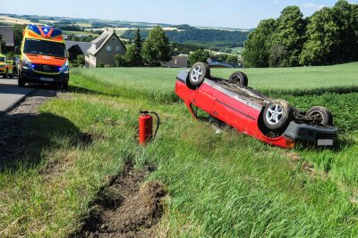 Langenbach: BMW bleibt auf Dach liegen - Ein BMW blieb nach einem Unfall bei Langenbach auf dem Dach liegen.