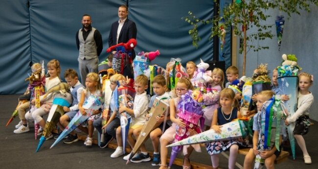 Langenberger Grundschule bleibt durchweg zweizügig - Die Klasse 1 a der Langenberger Grundschule mit Erzieher Matthias Ramtke (links) und Klassenlehrer Alexander Weiß. 