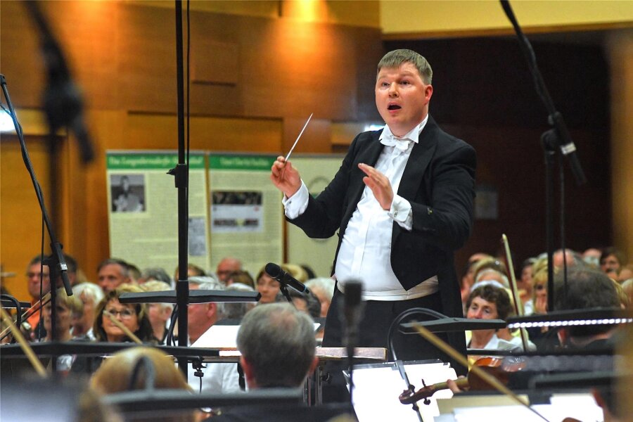 Langenbernsdorf: Michael Pauser gibt im Gesangverein die Stimmgabel weiter - Musikwissenschaftler und Dirigent Michael Pauser in seinem Element.