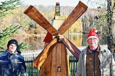 Langenbernsdorf: Wie eine Mühle an der Kober entstand - Dieter Petzold (rechts) und sein Enkel Lukas Zeidler haben eine Bockwindmühle im Maßstab 1:10 gebaut. 