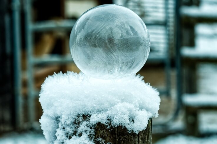 Langenbernsdorfer gelingt ein bizarres Kunstwerk - Denis Messerli ist ein nicht alltägliches Fotomotiv gelungen: eine gefrorene Seifenblase. 