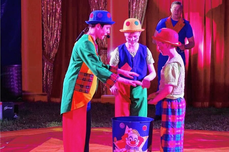 Langenbernsdorfer Schüler werden zu Stars in der Manege - Natürlich durften bei den Zirkusvorstellungen die Clowns nicht fehlen. 
