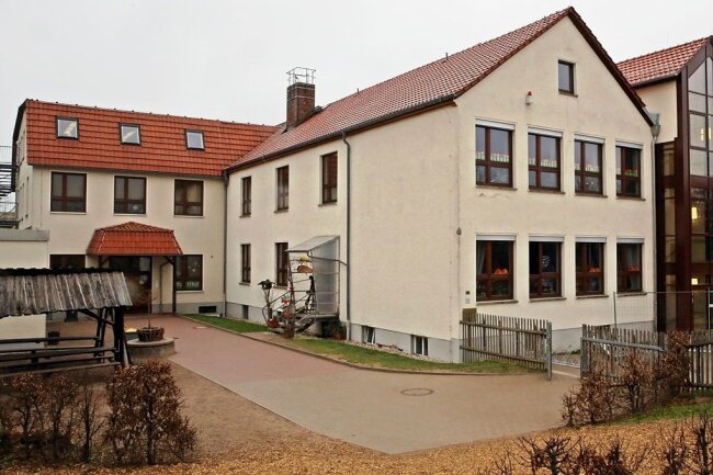Eine Grundschule hat Langenbernsdorf bereits. 2014 erhielt das Gebäude einen Anbau (rechts) für den Hort dazu. Noch Zukunftsmusik, doch eine Option: ein weiterer Anbau für eine Oberschule an der Rückseite der Komplexes. Platz wäre vorhanden. 