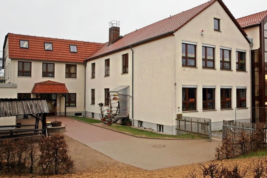 Langenbernsdorfer wollen ihre Oberschule zurückhaben - Eine Grundschule hat Langenbernsdorf bereits. 2014 erhielt das Gebäude einen Anbau (rechts) für den Hort dazu. Noch Zukunftsmusik, doch eine Option: ein weiterer Anbau für eine Oberschule an der Rückseite der Komplexes. Platz wäre vorhanden. 