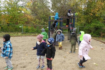 Langenhessen: Zwei neue Spielgeräte für Spielplatz - Die Kinder der Kita „Haus der kleinen Füße" haben die Sandspielanlage eingeweiht.