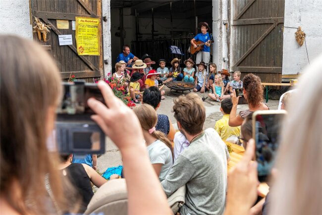 Langenleuba-Oberhain im Festfieber: Hoffest mit Premiere - Der Auftritt der Mädchen und Jungen des Hortes gefiel den Besuchern, manche zückten das Handy und filmten.