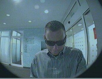 Langenstriegis/Freiberg: EC-Kartendieb scheitert am Geldautomaten - Wer kennt diesen Mann? Die Polizei bittet um Hinweise.