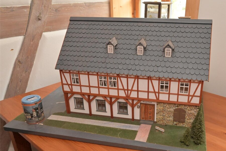 Langenweißbach startet doppelt in die Adventszeit - Das Geyerhaus Weißbach als Modell. Am ersten Adventssonntag ist es geöffnet.