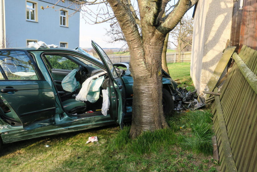 Langenweißbach: Zwei Personen bei Unfall schwer verletzt - Ein BMW ist am Dienstagabend in Langenweißbach mit einem Baum kollidiert.