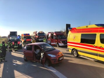 Langer Stau auf A72 Richtung Chemnitz: Person bei Unfall eingeklemmt - 
