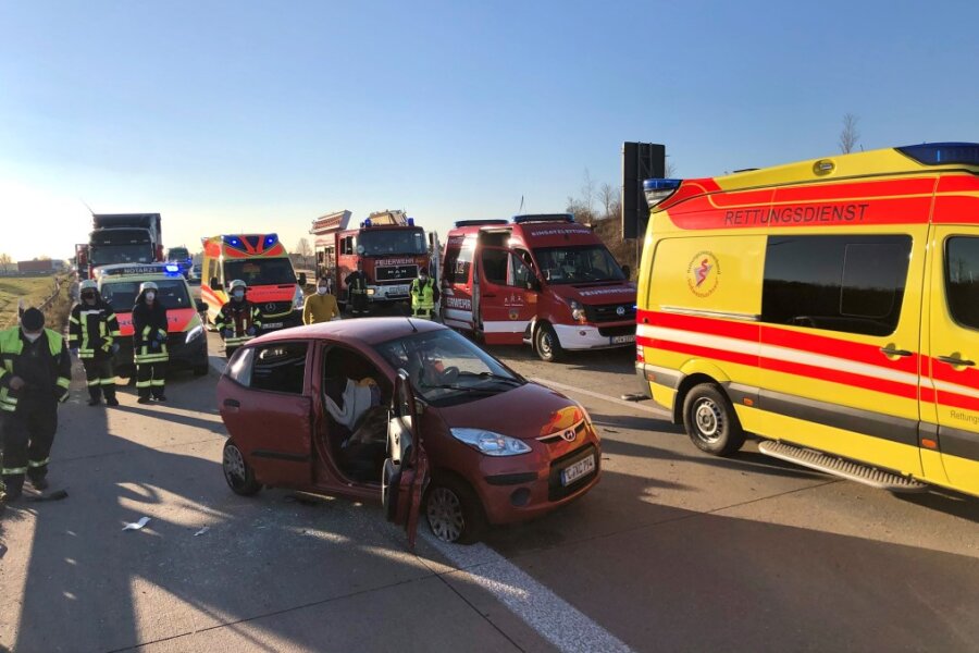 Langer Stau auf A72 Richtung Chemnitz: Person bei Unfall eingeklemmt - 