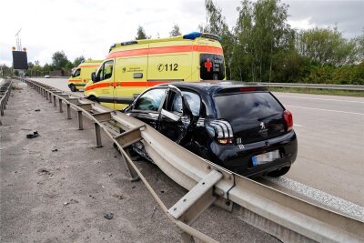 Langer Stau nach Unfall auf A 4 in Chemnitz - Mehrere Rettungswagen waren am Unfallort.
