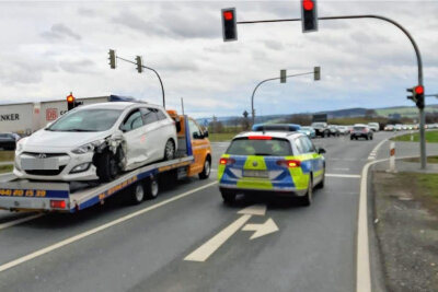 Eines der am Unfall beteiligten Fahrzeuge wird abtransportiert.