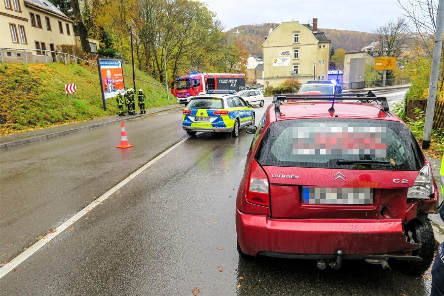 Langer Stau nach Verkehrsunfall auf B 169 in Aue - Polizei schätzt Schaden auf 10.000 Euro - Blick auf die Unfallstelle in Aue. Am späten Mittag sind zwei Fahrzeuge auf der Lößnitzer Straße (B 169) kollidiert.