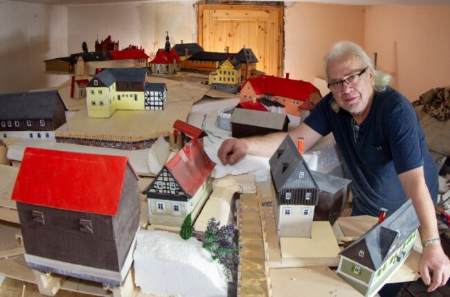 Künstler Jens Weber arbeitet am versunkenen Dorf Pöhl als Miniaturausgabe. Schloss, Kirche, Schule, Gasthof und andere zentrale Gebäude (hinten) stehen schon. Doch in seinem Haus stößt er jetzt an Grenzen. 