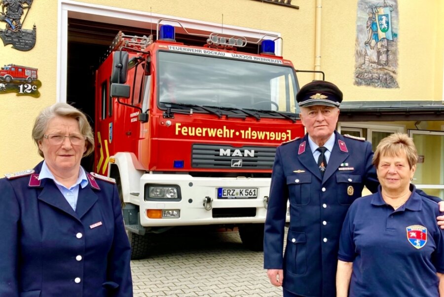 Langes Engagement für den Brandschutz - Wolfgang Roucka engagiert sich seit 60 Jahren bei der Freiwilligen Feuerwehr Bockau. Seine Frau Annelies (rechts) und Schwägerin Maritta Schmidt üben das Ehrenamt schon 50 Jahre aus. 