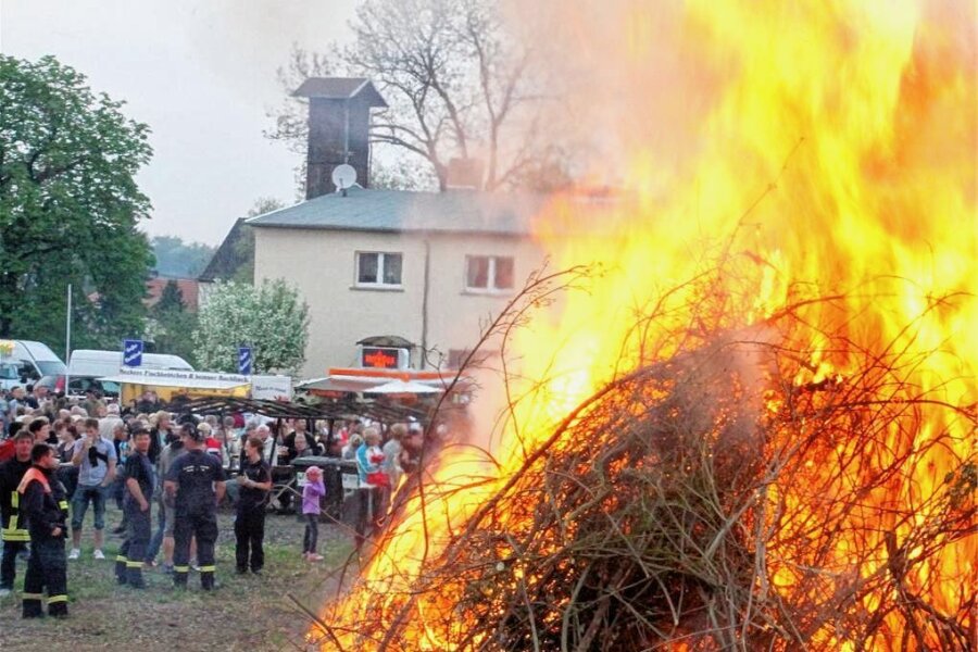 Langes Maiwochenende: Hier brennen die größten Walpurgisfeuer - Hexenfeuer, wie hier auf dem Schiedelhof Neukirchen, werden am Sonntag in den Städten und Dörfern entfacht. 