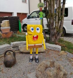 Langfinger greifen sich Spongebob aus Vorgarten - Diese Holzfigur der Nickelodeon-Serienfigur Spongebob ist aus eine Vorgarten in Kleinrückerswalde gestohlen worden.
