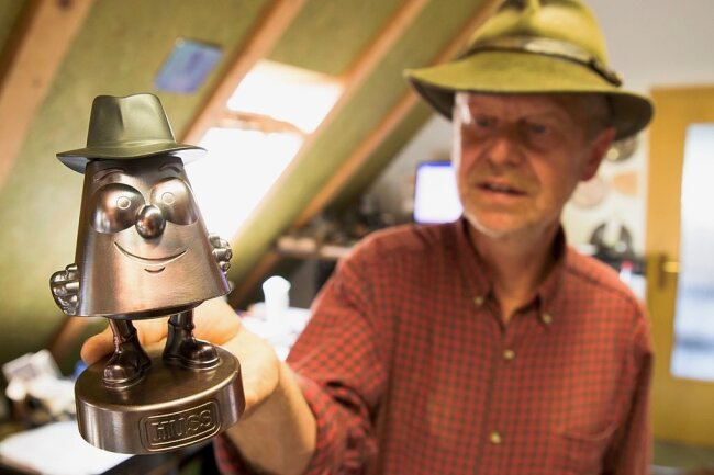 Das Stubm-Karzl und sein Erfinder: Jürgen Huss bringt die Zeichentrickfigur, die auch räuchern kann, auf den Markt. 