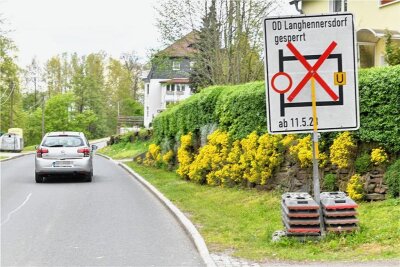 Langhennersdorf: Warum die Ortsdurchfahrt gesperrt wird - Bislang sind die Umleitungsschilder in der Ortslage Langhennersdorf noch durchgestrichen.
