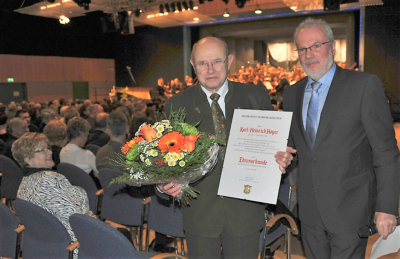 Langjähriger Bürgermeister und Ehrenbürger von Markneukirchen tot - Der Bürgermeister von Markneukirchen Andreas Rubner (rechts) ehrte den Altbürgermeister Karl-Heinrich Hoyer für sein Engagement.