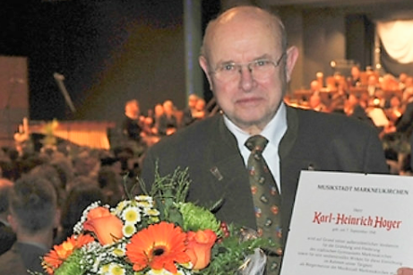 Der Bürgermeister von Markneukirchen Andreas Rubner (rechts) ehrte den Altbürgermeister Karl-Heinrich Hoyer für sein Engagement.