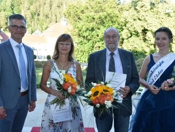 Gabriele Seifert (zweite von links) gehört dem Stadtrat seit 30 Jahren an und Martin Schwarzenberg (zweiter von rechts) seit 20 Jahren. Außerdem im Bild: Brunnenkönigin Christel I. und Bürgermeister Olaf Schlott. 