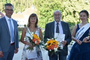 Gabriele Seifert (zweite von links) gehört dem Stadtrat seit 30 Jahren an und Martin Schwarzenberg (zweiter von rechts) seit 20 Jahren. Außerdem im Bild: Brunnenkönigin Christel I. und Bürgermeister Olaf Schlott. 