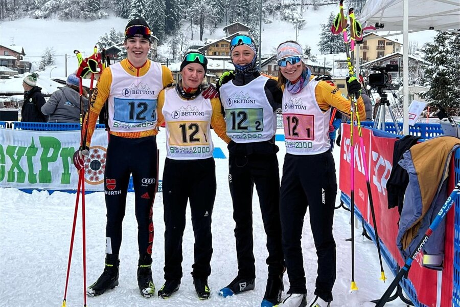 Langlauftalent aus Mittelsachsen schürft in Italien Gold - Glückliches Quartett: Die deutsche Mixed-Staffel der AK U 16 gewann bei den OPA-Skispielen in Italien überraschend Gold. Startläuferin Lilu Förster (r.) hatte die Grundlage dafür gelegt.