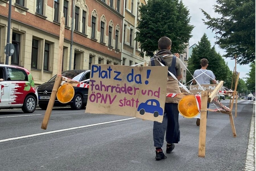 Protest für mehr ÖPNV und Fahrräder: Das Verkehrsbündnis Chemnitz machte am Samstag mit einer Aktion auf sich aufmerksam. 