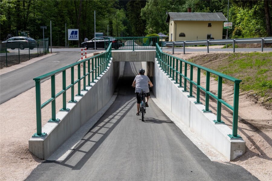 Langzeitbaustelle im Erzgebirge: Bundesstraße 283 in Wolfsgrün wieder für Verkehr frei - Die Unterführung des Muldenradweges unter der B 283 wurde fertig gestellt. Erste Radfahrer testen die Unterführung schon.