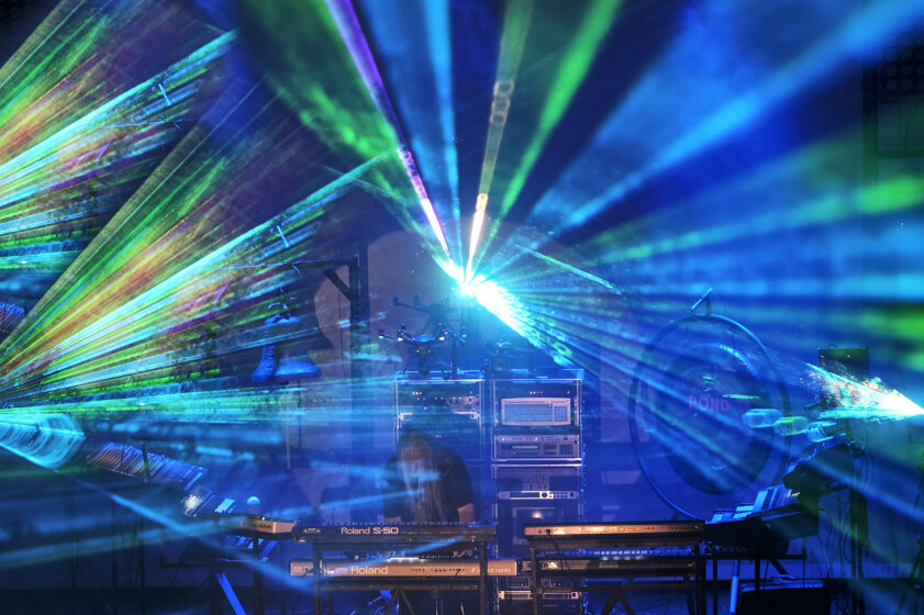 Wolfgang "Paule" Fuchs entführte mit dem elektronischen Instrumentalrock von Pond in die Weiten des Universums. Dafür war extra eine Lasershow im Neuberinhaus aufgebaut worden. 