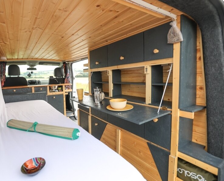 Last-minute-Urlaub ab Chemnitz: Das geht auch mit Wohnmobil - So sieht es innen im selbst gebauten Camper auf Basis eines Nissan NV300 aus: Das Bett ist 2 mal 1,35 Meter groß und kann zur Couch geklappt werden.