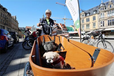 Lastenfahrräder im Test – So reagieren die Zwickauer - Gerti Fuchs zeigte sich begeistert vom Lastenfahrrad. Sie würde gern mit ihrem Hund so unterwegs sein.