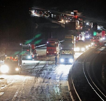 Laster bleiben im Schnee hängen - Auf der A 4 zwischen Hohenstein-Ernstthal und Wüstenbrand ging am Mittwoch gegen 20 Uhr wenig voran. 