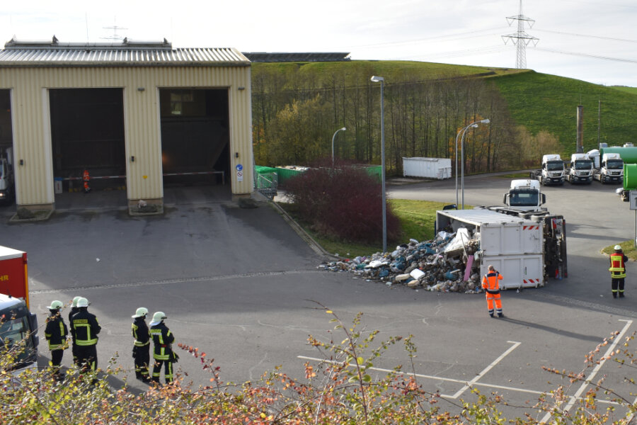 Laster kippt um - Arbeitsunfall auf Mülldeponie Niederdorf - 
