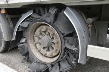 Laster mit kaputten Reifen unterwegs - Dieser Anblick bot sich den Polizisten in Reitzenhain. 